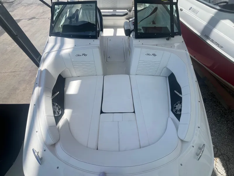 2023 Sea Ray SPX 210 Outboard