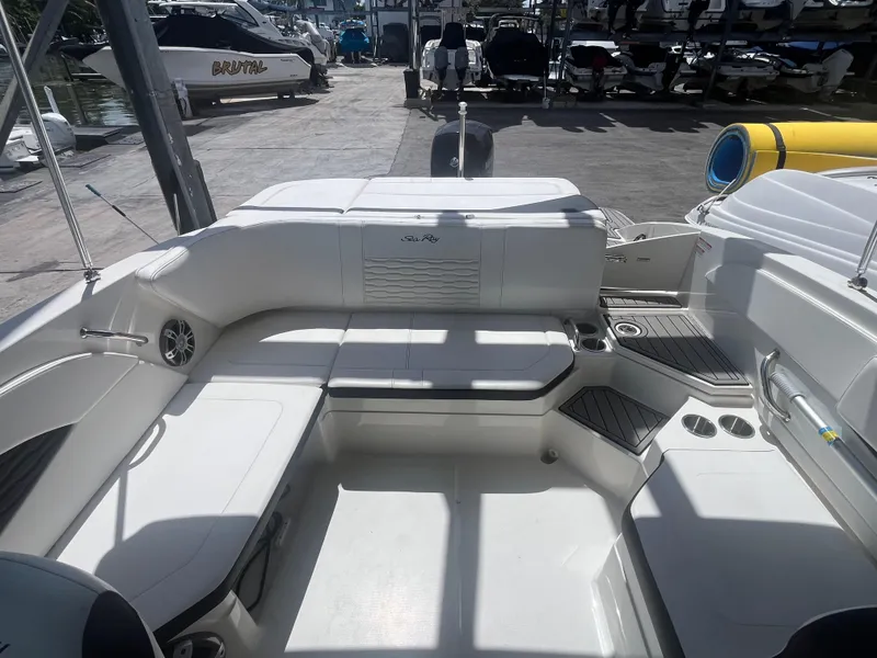 2023 Sea Ray SPX 210 Outboard