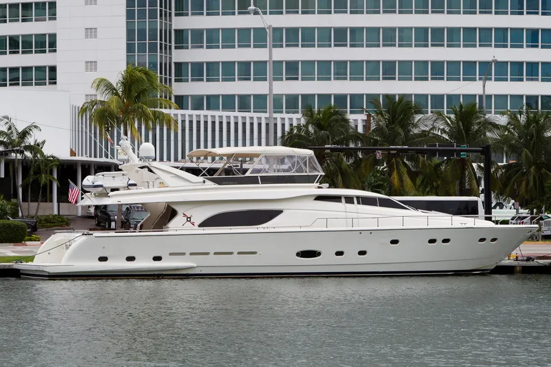 2004 Ferretti Yachts 810
