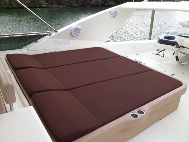2004 Ferretti Yachts 810