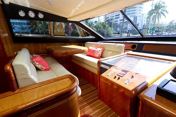 2004 Ferretti Yachts 810