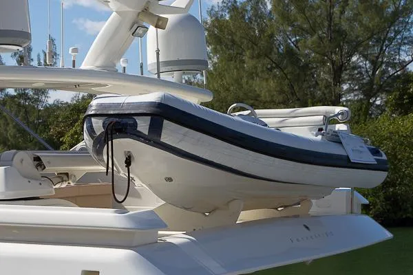 2004 Ferretti Yachts 810