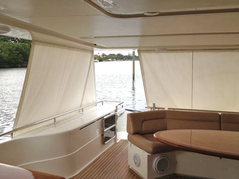 2004 Ferretti Yachts 810
