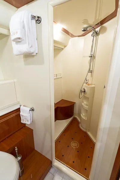 2004 Ferretti Yachts 810