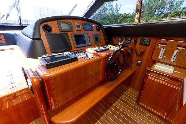 2004 Ferretti Yachts 810