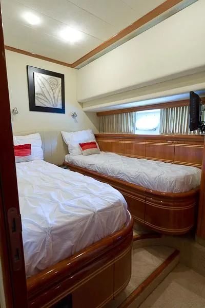 2004 Ferretti Yachts 810