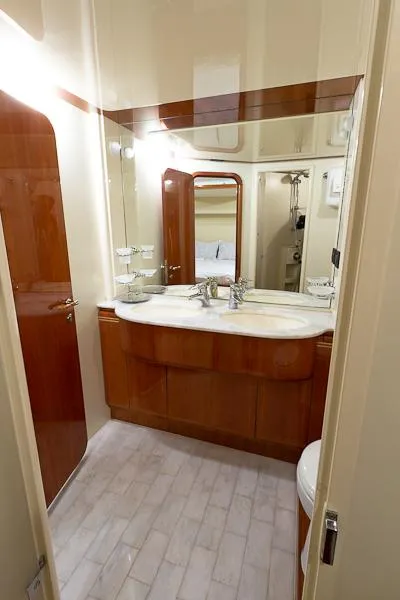 2004 Ferretti Yachts 810