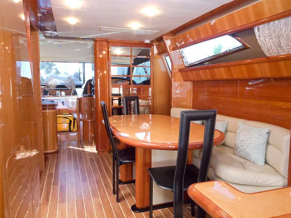 2004 Ferretti Yachts 810