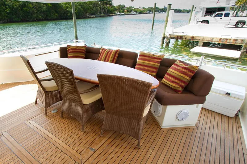 2004 Ferretti Yachts 810