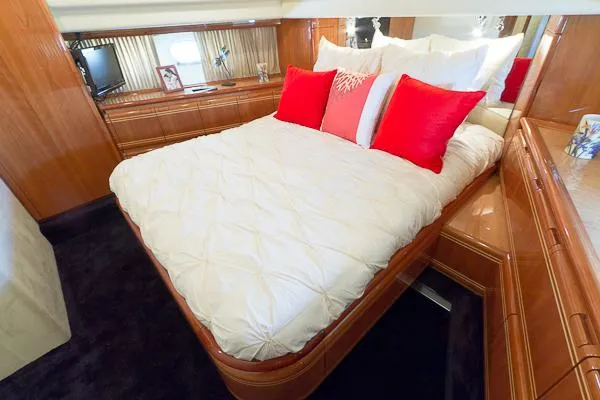 2004 Ferretti Yachts 810