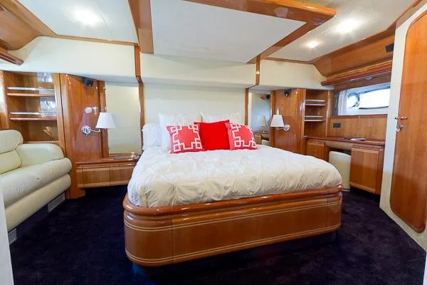 2004 Ferretti Yachts 810