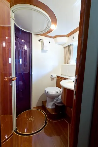 2004 Ferretti Yachts 810