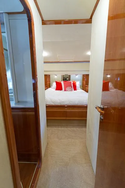 2004 Ferretti Yachts 810