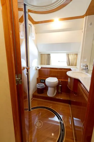 2004 Ferretti Yachts 810