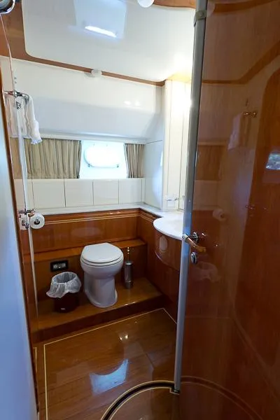 2004 Ferretti Yachts 810
