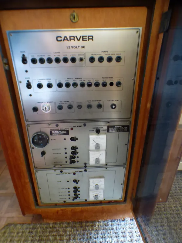 1985 Carver 36 Mariner