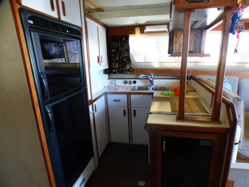 1985 Carver 36 Mariner