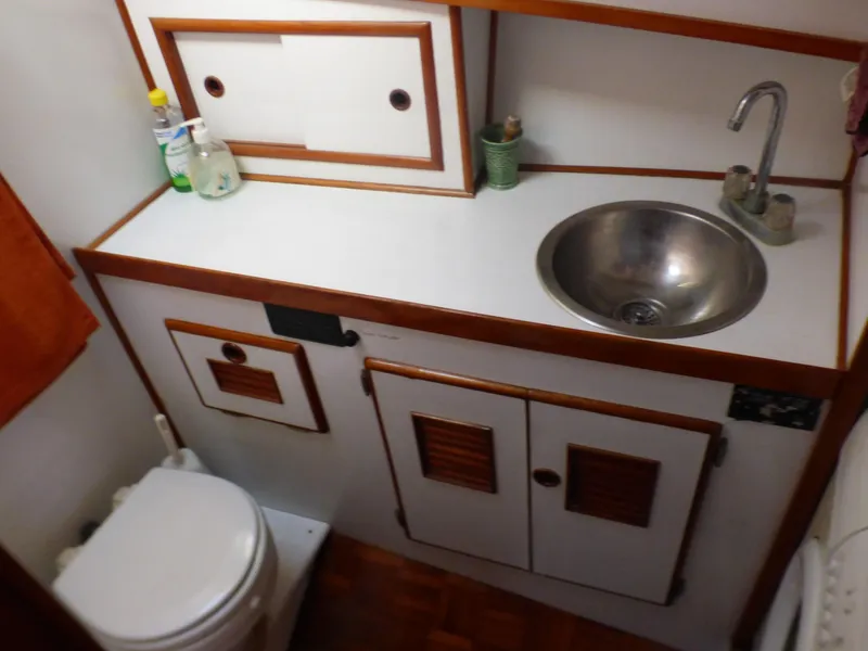 1978 Marine Trader Tri-Cabin