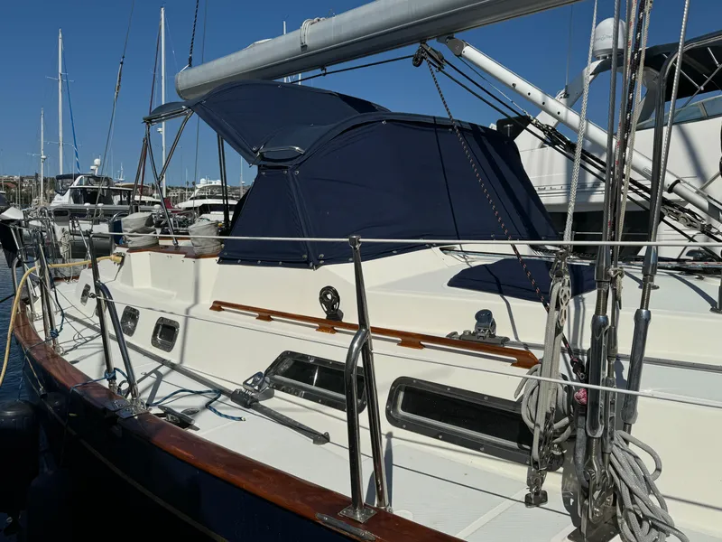 2000 Tayana Center Cockpit