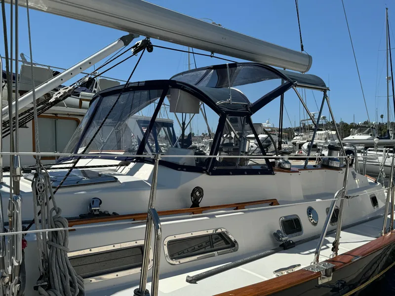 2000 Tayana Center Cockpit