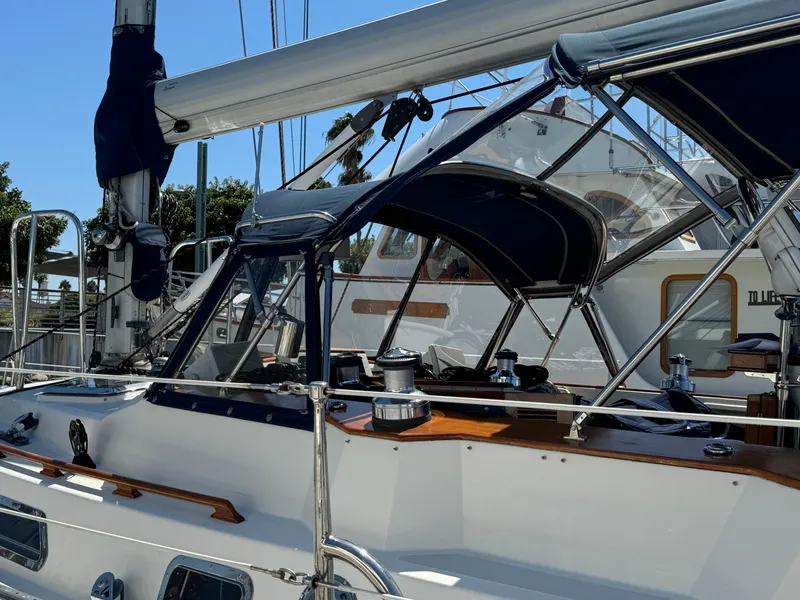 2000 Tayana Center Cockpit
