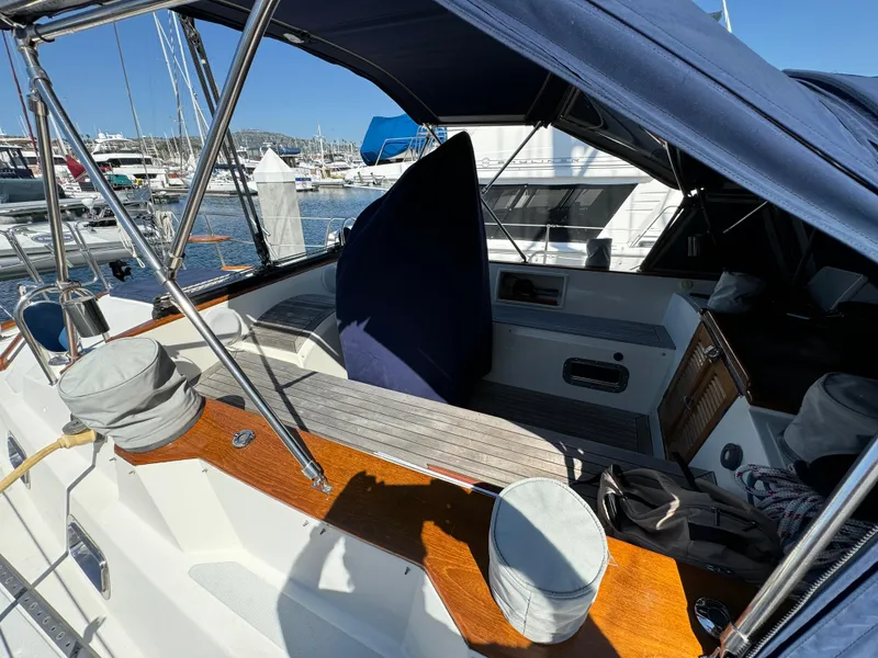 2000 Tayana Center Cockpit