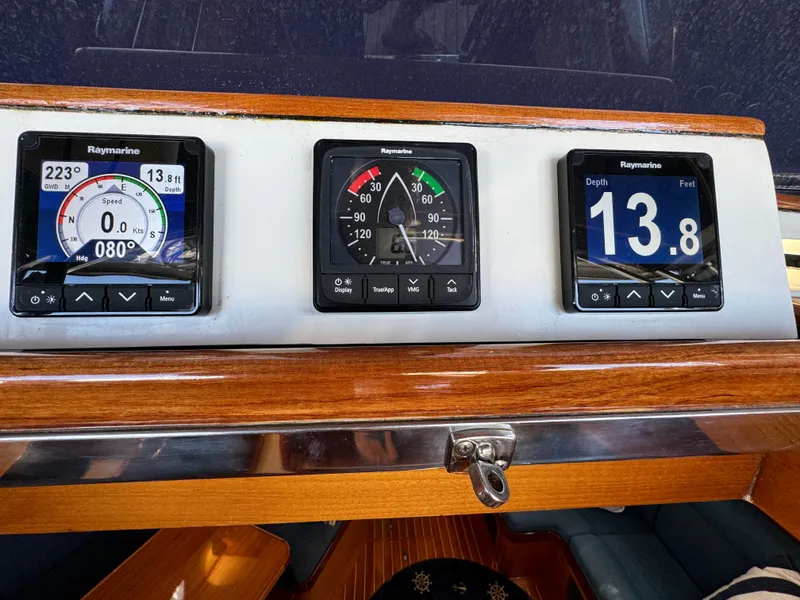 2000 Tayana Center Cockpit