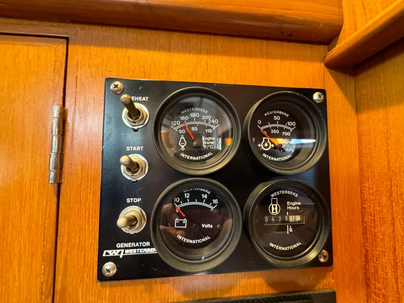 2000 Tayana Center Cockpit
