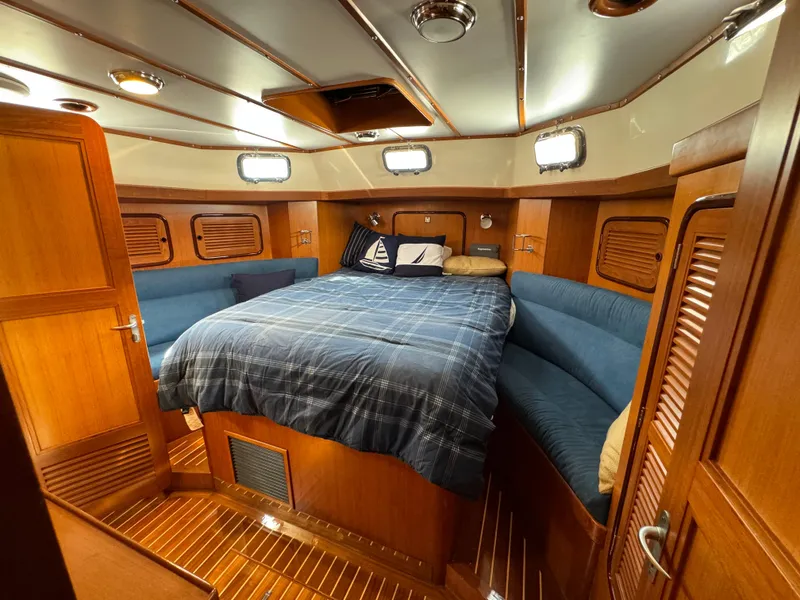 2000 Tayana Center Cockpit