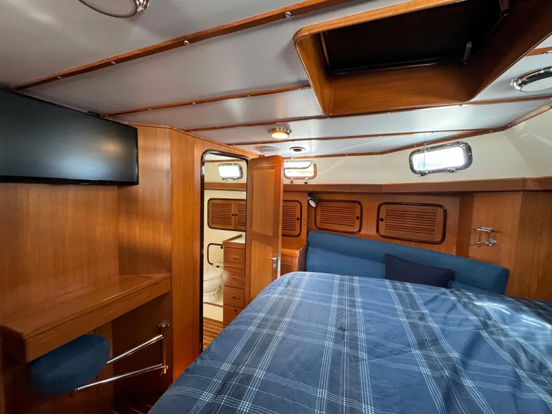 2000 Tayana Center Cockpit