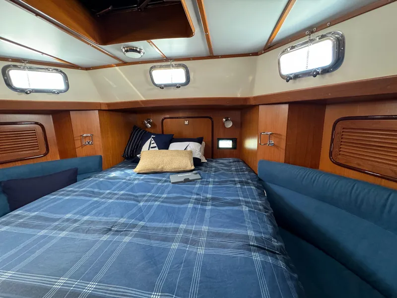 2000 Tayana Center Cockpit