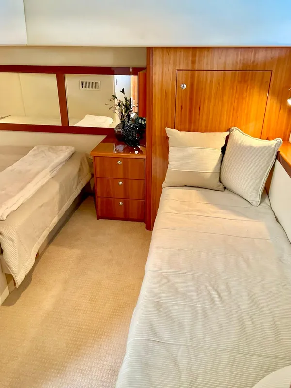 2012 Riviera 5000 Sport Yacht