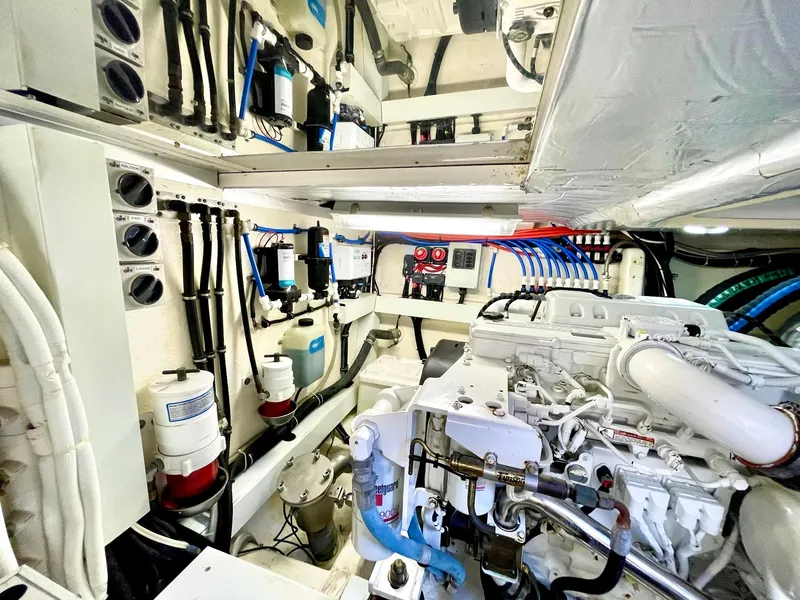 2012 Riviera 5000 Sport Yacht