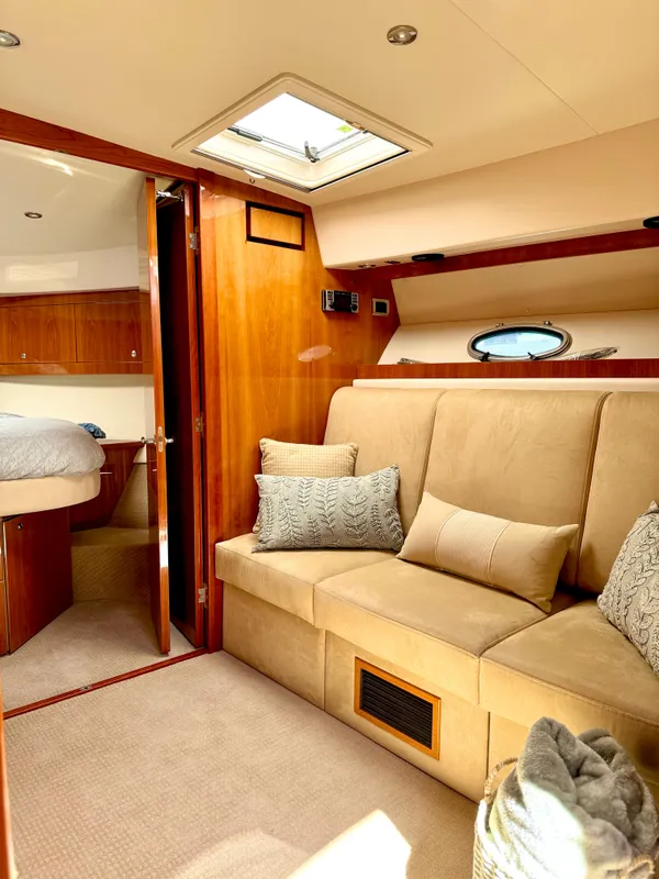 2012 Riviera 5000 Sport Yacht