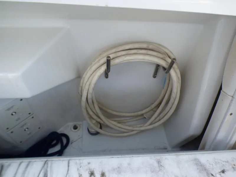 Coiled rope in 2004 Formula 31 Performance Cruiser.