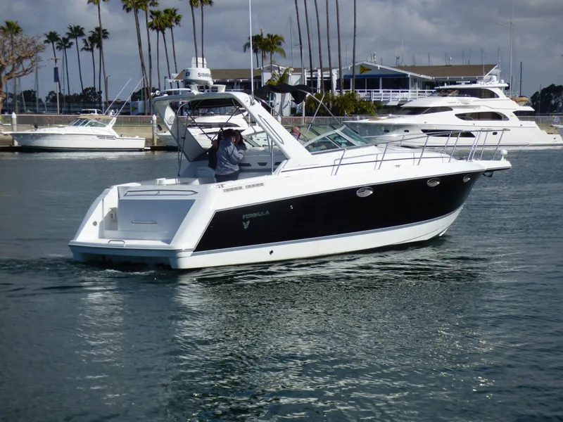2004 Formula 31 Performance Cruiser on calm waters.
