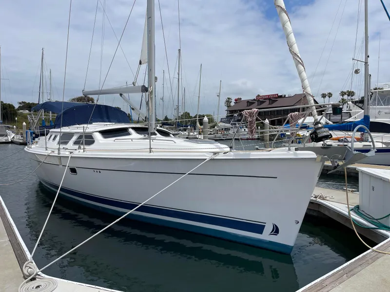 2007 Hunter 44 Deck Salon