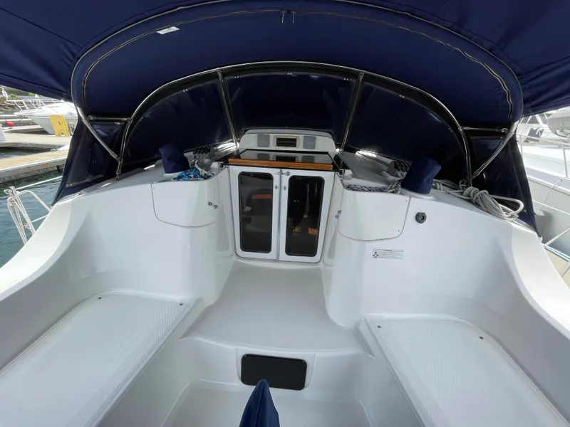 2007 Hunter 44 Deck Salon