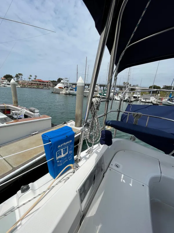 2007 Hunter 44 Deck Salon