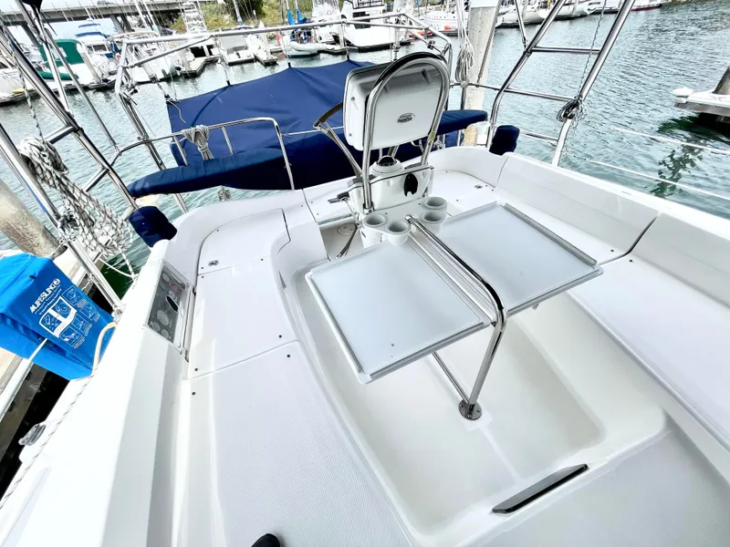 2007 Hunter 44 Deck Salon