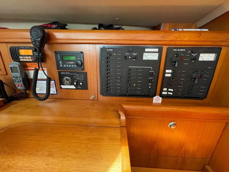 2007 Hunter 44 Deck Salon
