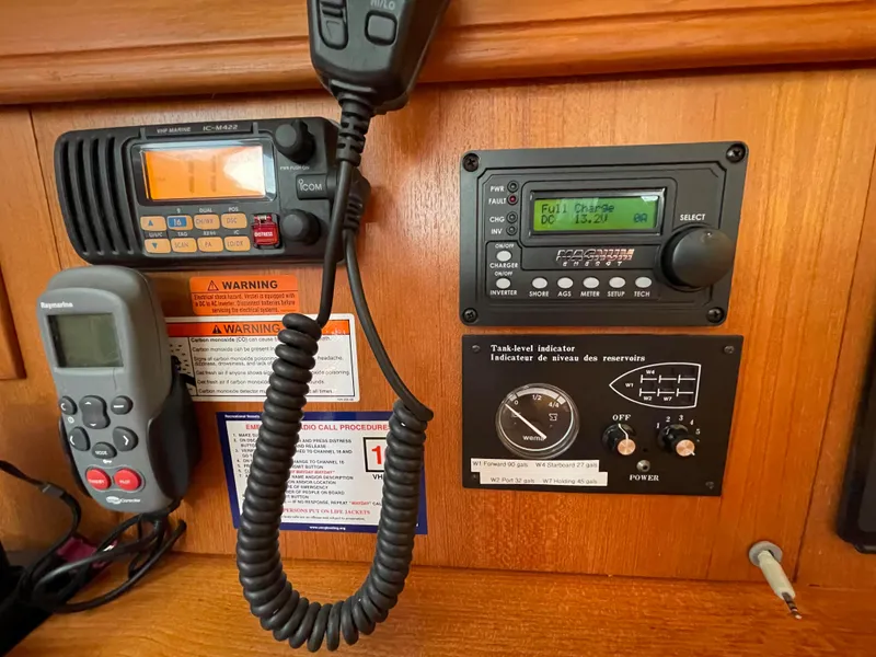 2007 Hunter 44 Deck Salon