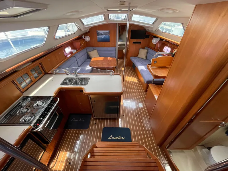 2007 Hunter 44 Deck Salon