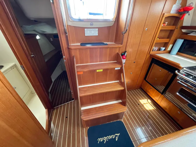2007 Hunter 44 Deck Salon