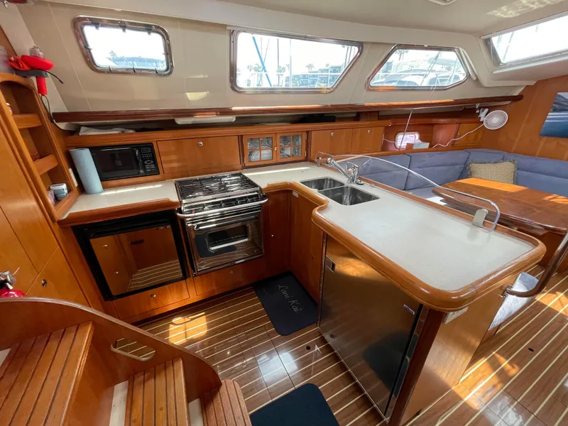 2007 Hunter 44 Deck Salon