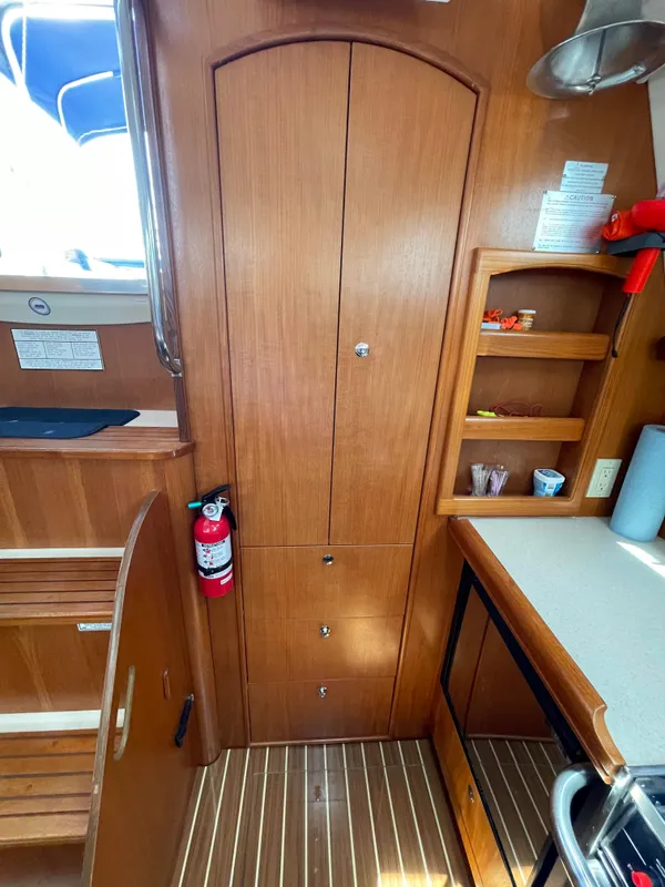 2007 Hunter 44 Deck Salon