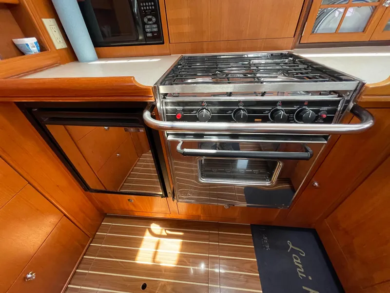 2007 Hunter 44 Deck Salon