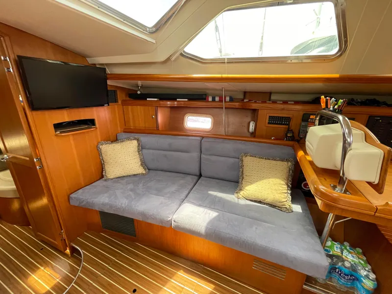 2007 Hunter 44 Deck Salon