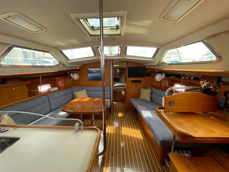 2007 Hunter 44 Deck Salon