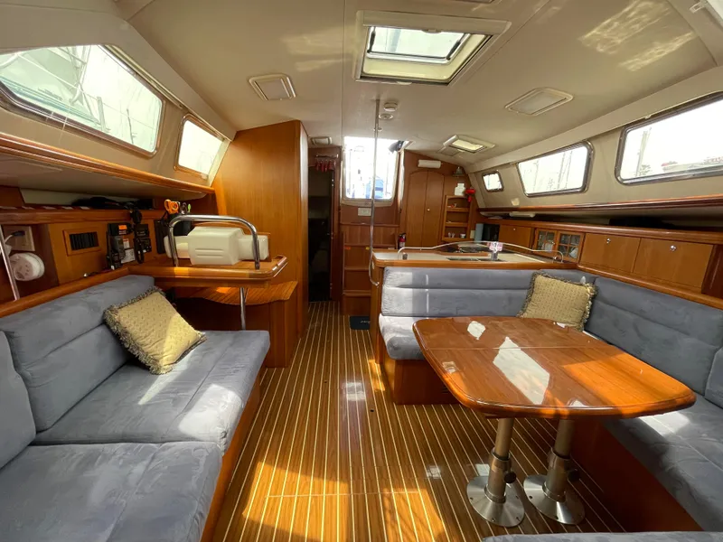 2007 Hunter 44 Deck Salon